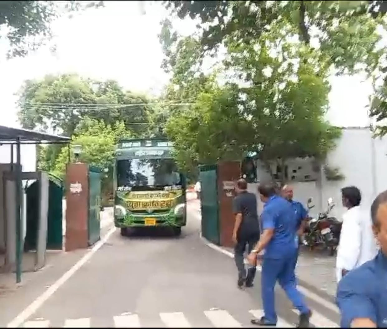 Lalu yadav going to gopalganj on rjd party rath with rabri devi, will visit thawe waali mata mandir