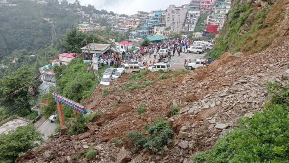 Uttarakhand Weather landslide near Chamba Tehri debris falling in taxi parking Many People Died Photos