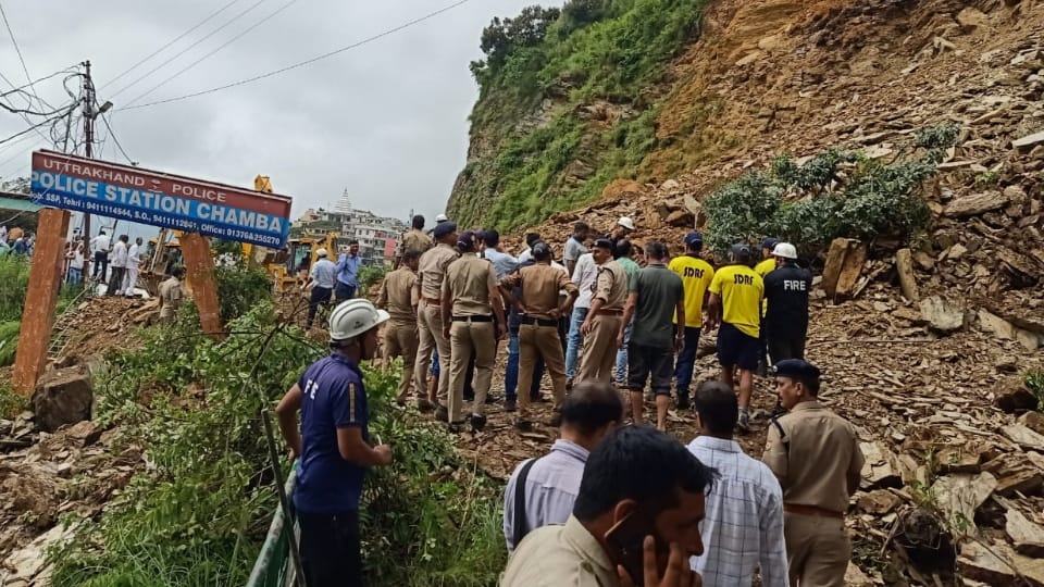 Uttarakhand Weather landslide near Chamba Tehri debris falling in taxi parking Many People Died Photos