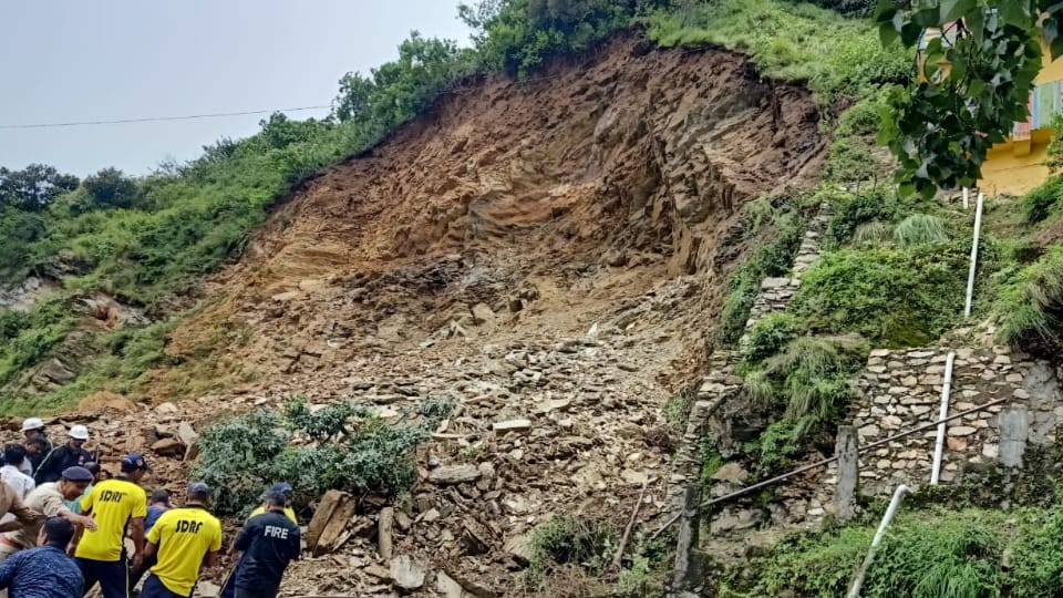 Uttarakhand Weather landslide near Chamba Tehri debris falling in taxi parking Many People Died Photos