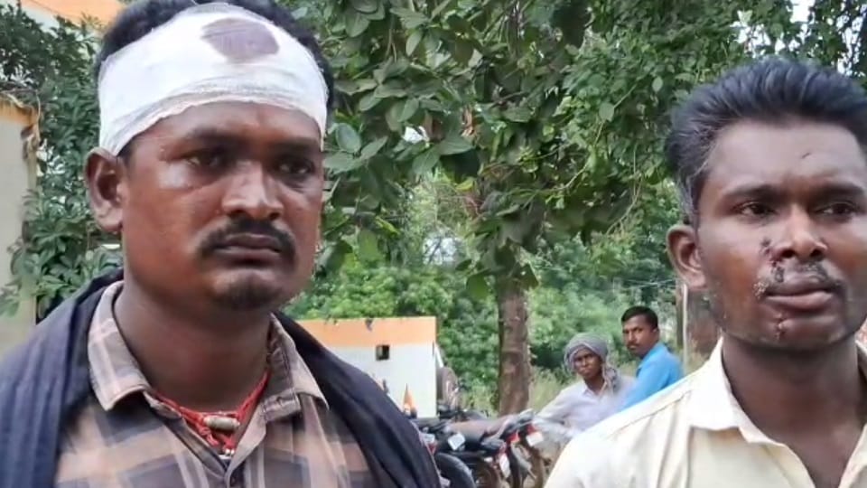There was a fight between two sides in Bhatapara sticks and rods from both sides