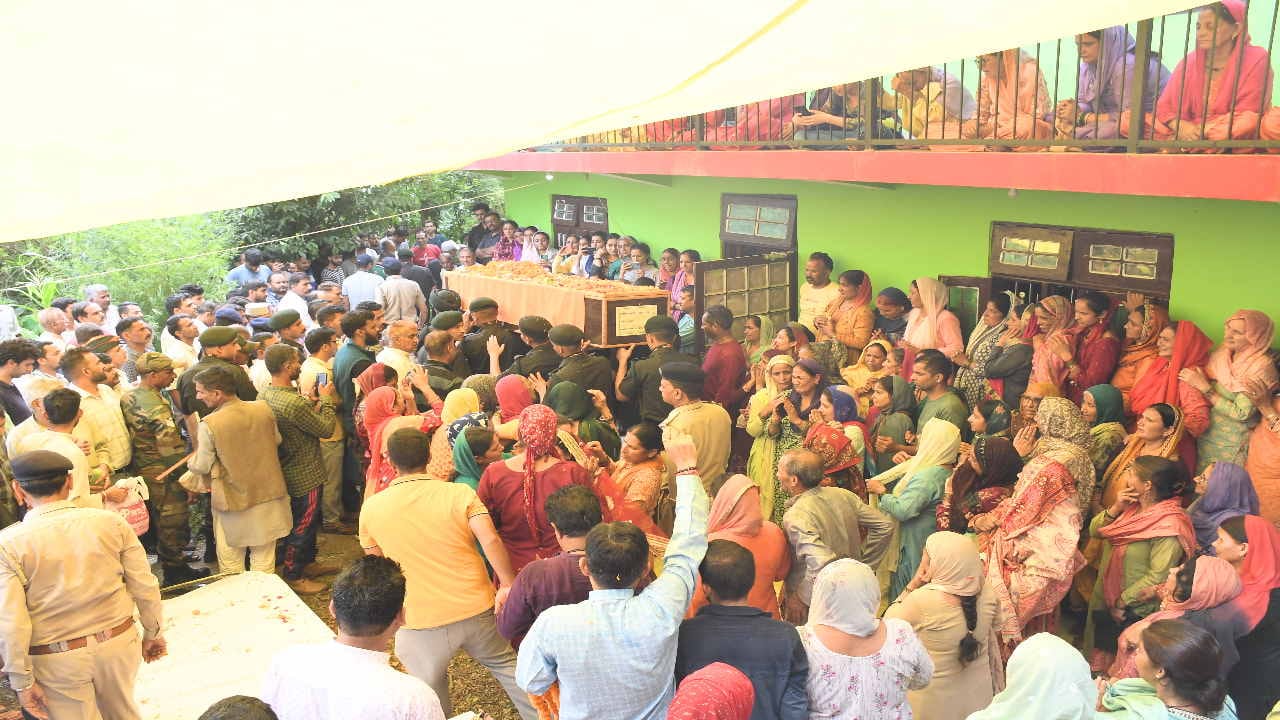 Martyr Vijay Kumar: The bid adieu given to the shaheed husband in the dress of the bride, the six year old son