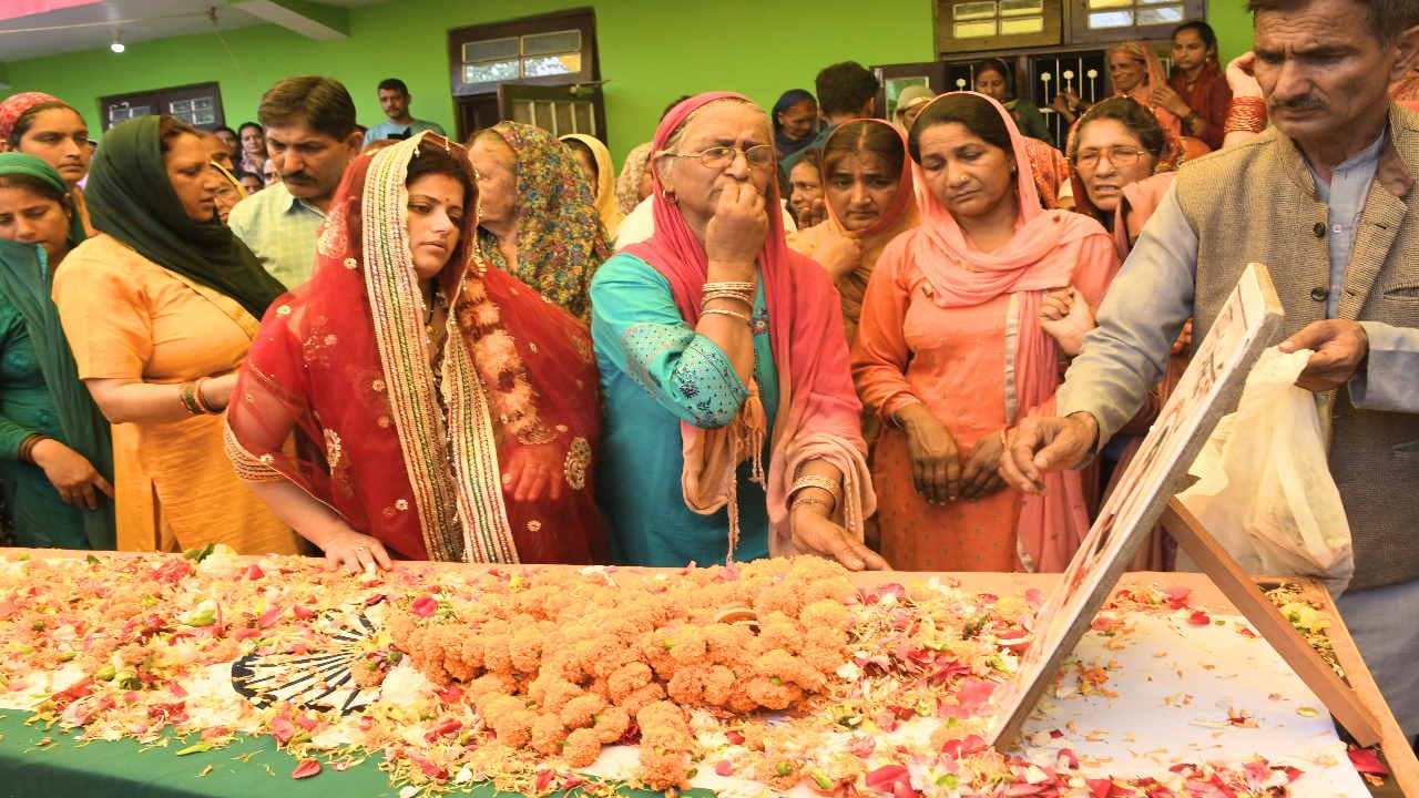 Martyr Vijay Kumar: The bid adieu given to the shaheed husband in the dress of the bride, the six year old son