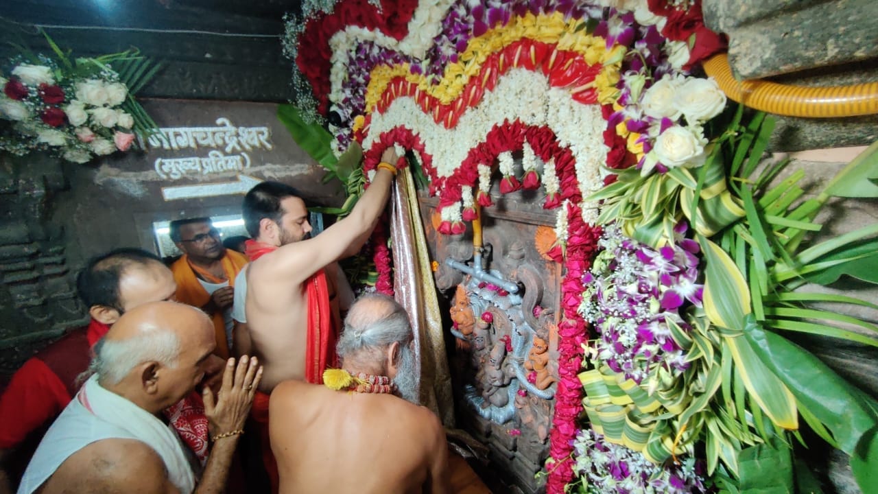 The doors of Shri Nagchandreshwar temple open at 12 o'clock, will be closed again for one year after 24 hours