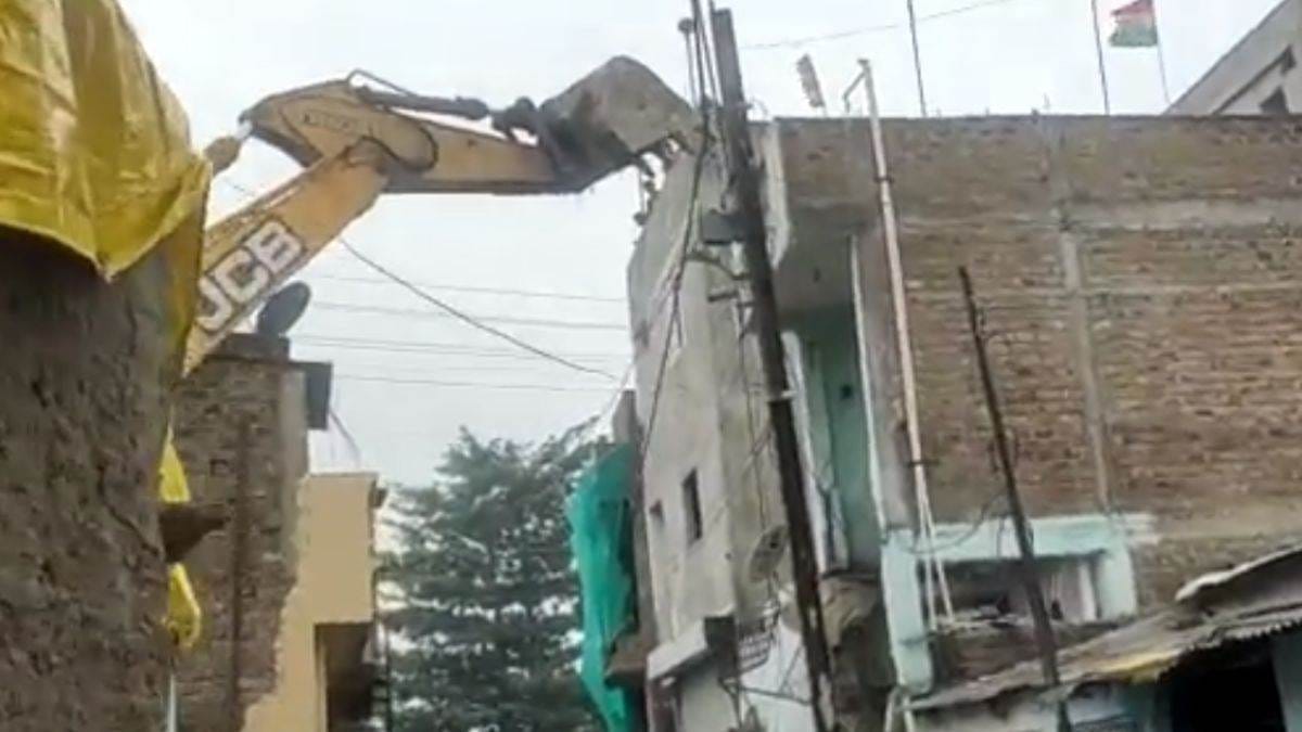 Bulldozer ran at Saddam's house who killed a young man in a dispute over overtake