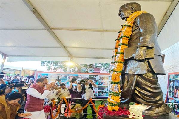 Bhopal News: CM Shivraj unveiled the statue of Babulal Gaur in BHEL College, know what was told about Gaur