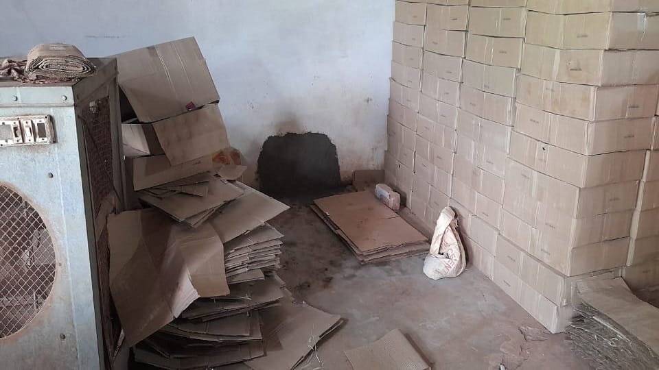 Thieves made away with lakhs of rupees by breaking into a distillery in Bilaspur