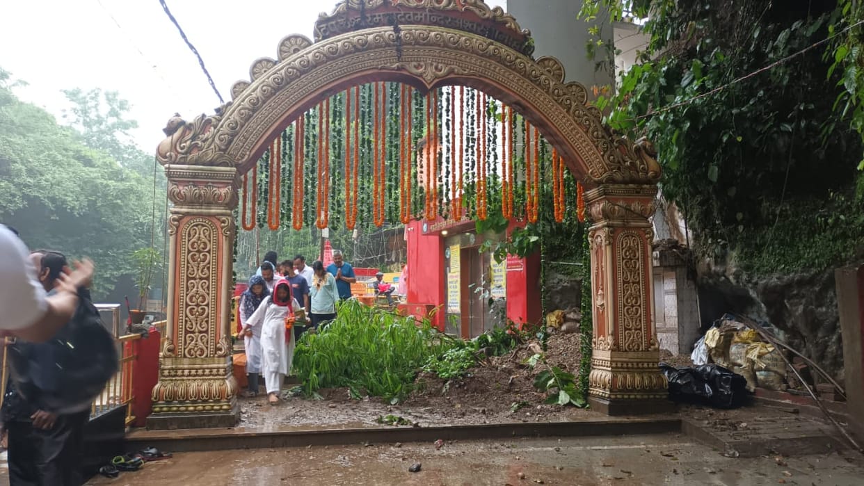 Dehradun Rainfall: Roads became ponds due to torrential rains debris came at entrance of Tapkeshwar temple