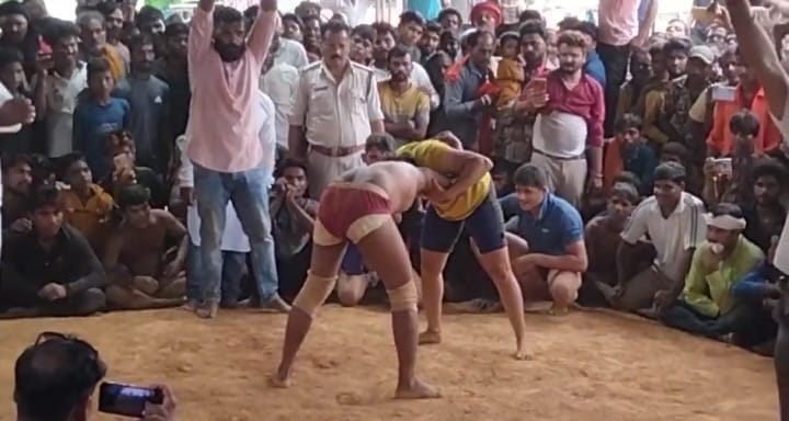 Wrestling on Nagpanchami in Damoh, male wrestlers were also surprised by the tactics of female wrestler