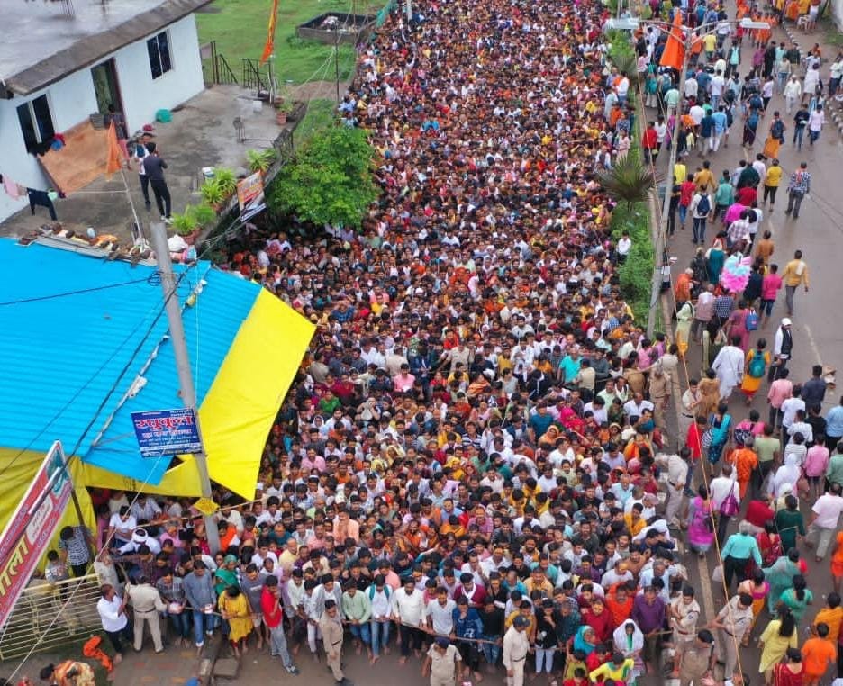 The doors of Shri Nagchandreshwar temple open at 12 o'clock, will be closed again for one year after 24 hours