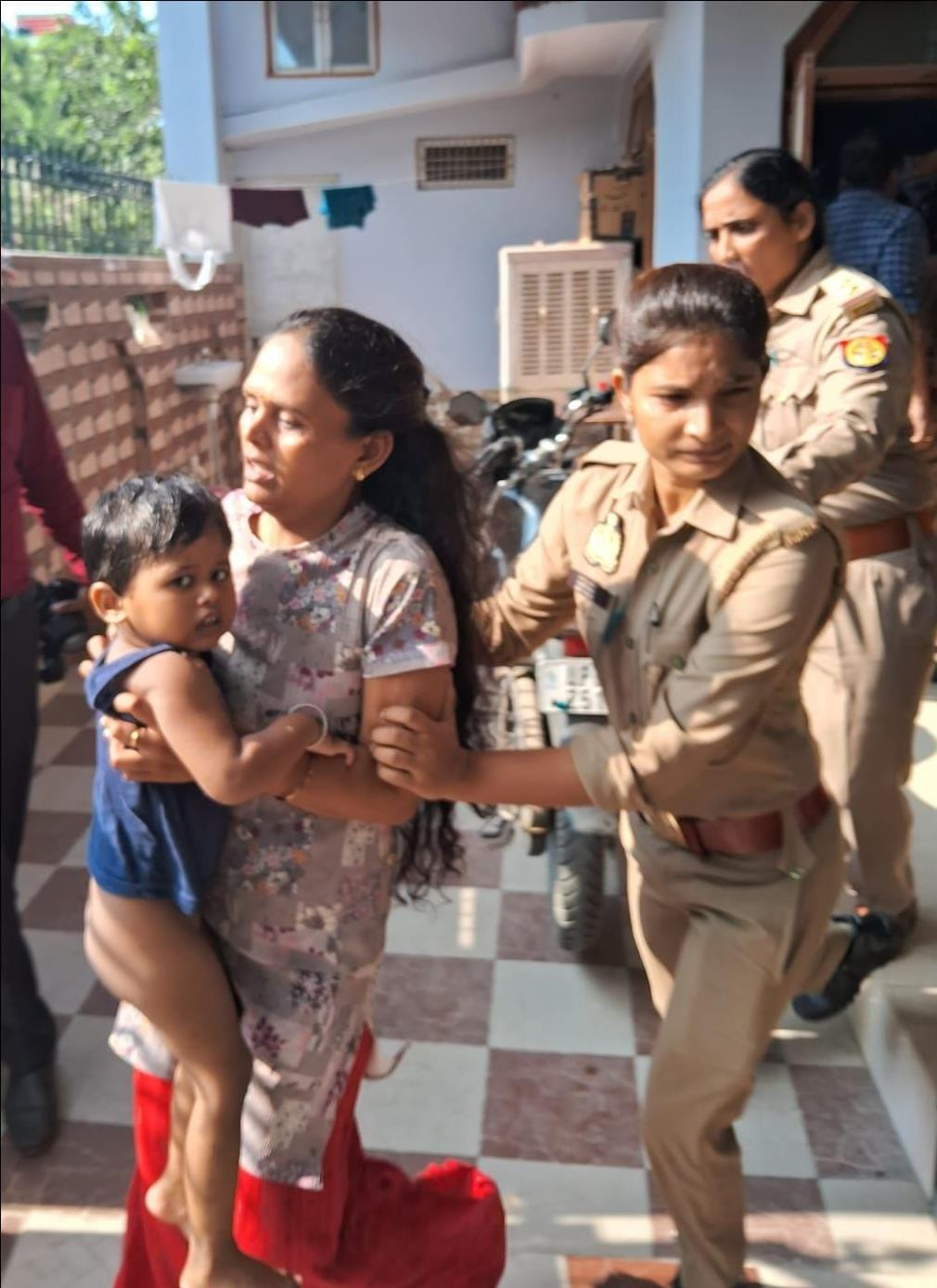 Hostage mother showed bravery in Varanasi She went to the miscreants on the pretext, said - Brother, don't do