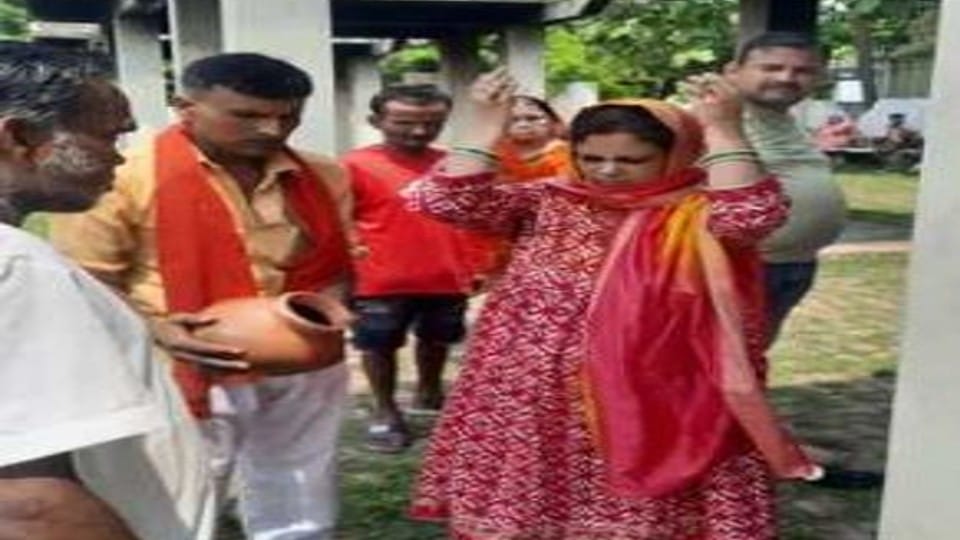 wife lit the funeral pyre of the husband in lakhimpur kheri