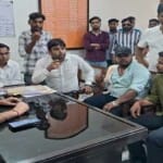 आरोपी के खिलाफ कार्रवाई की मांग करते परिजन और भाजपा नेता