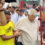 थावे वाली मां के दर्शन करने जाते राजद प्रमुख लालू प्रसाद यादव