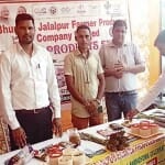 रागी के लड्डू के स्टॉल के साथ रवि