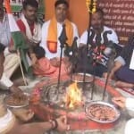 मां कामख्या मंदिर में हवन-पूजन करते लोग