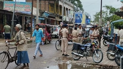 Bihar News: गोल्ड लोन बैंक में लूट के इरादे से पहुंचे बदमाशों ने की ताबड़तोड़ फायरिंग; एक बैंक ग्राहक हुआ घायल Armed robbers opened fire at Ashirwad Gold Loan Bank in Vaishali; A bank customer was injured