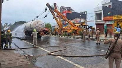 Moradabad: Capsule suddenly overturned on the highway in Bilari, shops were closed and houses were evacuated