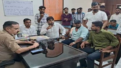 चंदौसी: विवाहिता को भगा ले गया युवक, धर्म परिवर्तन कराने का आरोप, बुर्के में मिली महिला तो परिजनों के होश उड़े Chandausi: young man abducted married woman, allegation of conversion, family members clashed with police