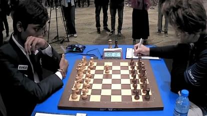 Chess World Championship Final: प्रगनाननंदा और कार्लसन के बीच पहली बाजी रही ड्रॉ, दोनों के बीच दूसरी बाजी कल Chess World Championship Final: Praggnanandhaa Draws First Game vs Magnus Carlsen
