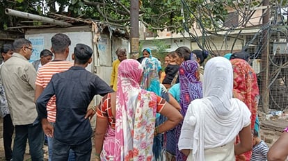गोवंश से कुकर्म कर रेता गला: दुपट्टे से कसा था मुंह...पेड़ से बंधा मिला शव, आक्रोशित लोगों का जमकर हंगामा slit throat after misbehaving with cow, the dead body was found tied to the tree, fierce commotion of angry pe