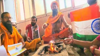Chandrayaan-3: चांद पर विक्रम लैंडर के सफल लैंडिंग के लिए वाराणसी में अनुष्ठान, संतों ने की विशेष पूजा-अर्चना Chandrayaan-3 Rituals in Varanasi for successful landing of Vikram Lander on moon
