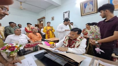 Varanasi: संस्कृत विश्वविद्यालय में प्रो. बिहारी लाल शर्मा ने संभाला कुलपति का जिम्मा, विकास के लिए मांगा सहय pro Bihari Lal Sharma took responsibility of Vice Chancellor in sampurnanand sanskrit university