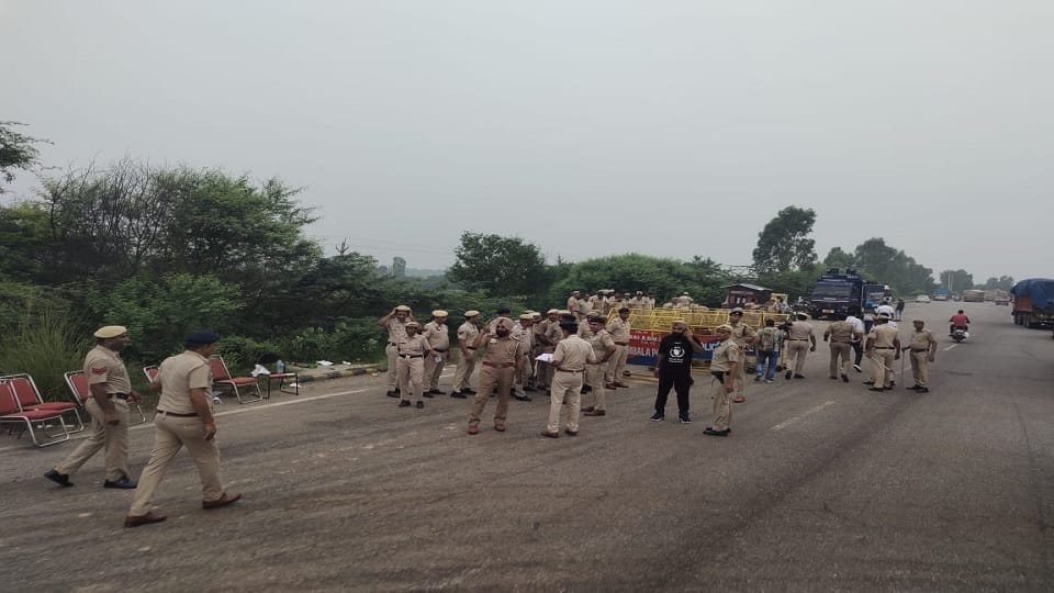 Farmers marching to Chandigarh clashed with Ambala police, administration detained barricades at various place