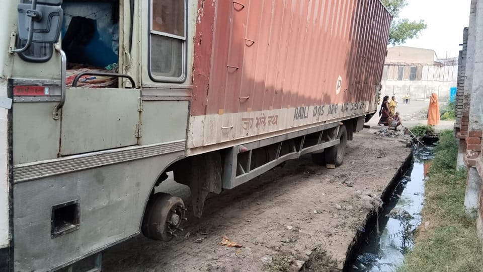 driver made unconscious got less money then stole tires and rim of parcel container
