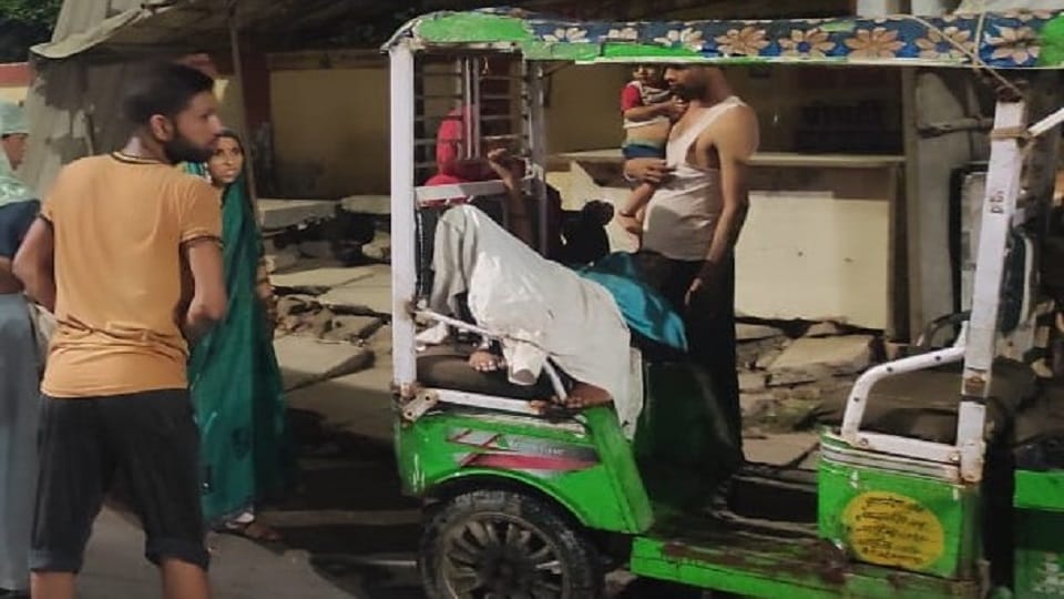 woman gave birth to child on road in night there was no help far and wide