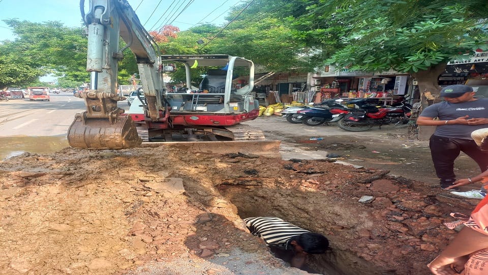 Roads built with two crores dug again in two months IN AGRA