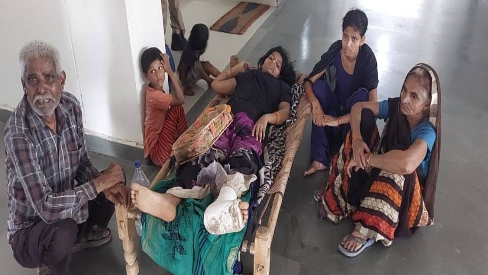 father took injured daughter on cot due to beating of her in laws reached CP office demanding action In Agra