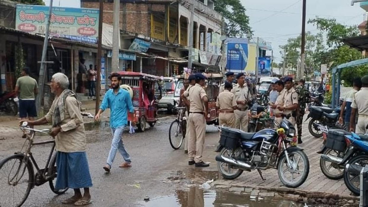 Armed robbers opened fire at Ashirwad Gold Loan Bank in Vaishali; A bank customer was injured
