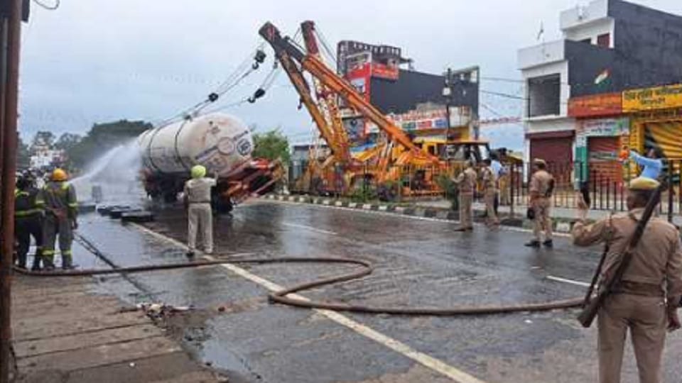 Moradabad: Capsule suddenly overturned on the highway in Bilari, shops were closed and houses were evacuated