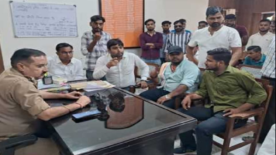 Chandausi: young man abducted married woman, allegation of conversion, family members clashed with police