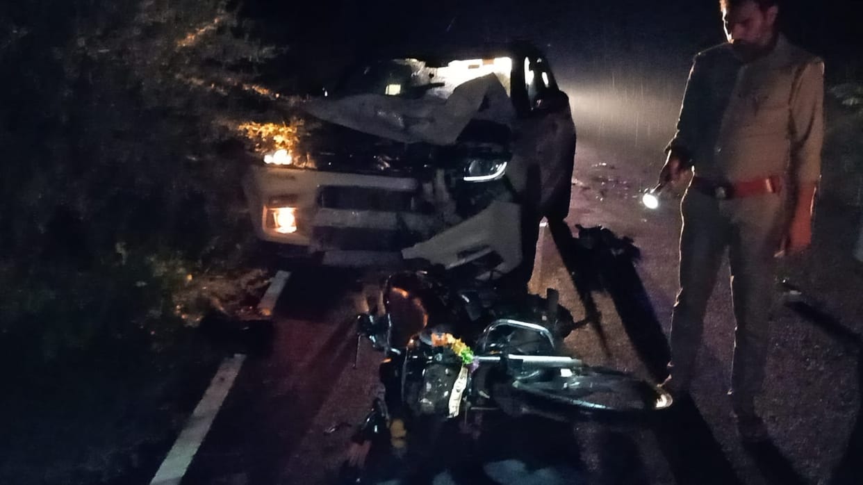 Horrific road accident in Hamirpur, car and bike collided, riders were drunk, two killed and two injured