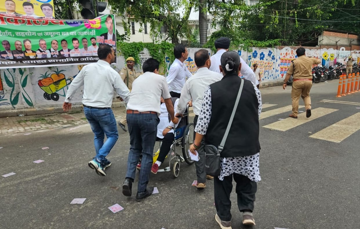 Bar Election Update, Advocate Sangeeta Trivedi fainted after casting her vote, sent to Ursla by police vehicle