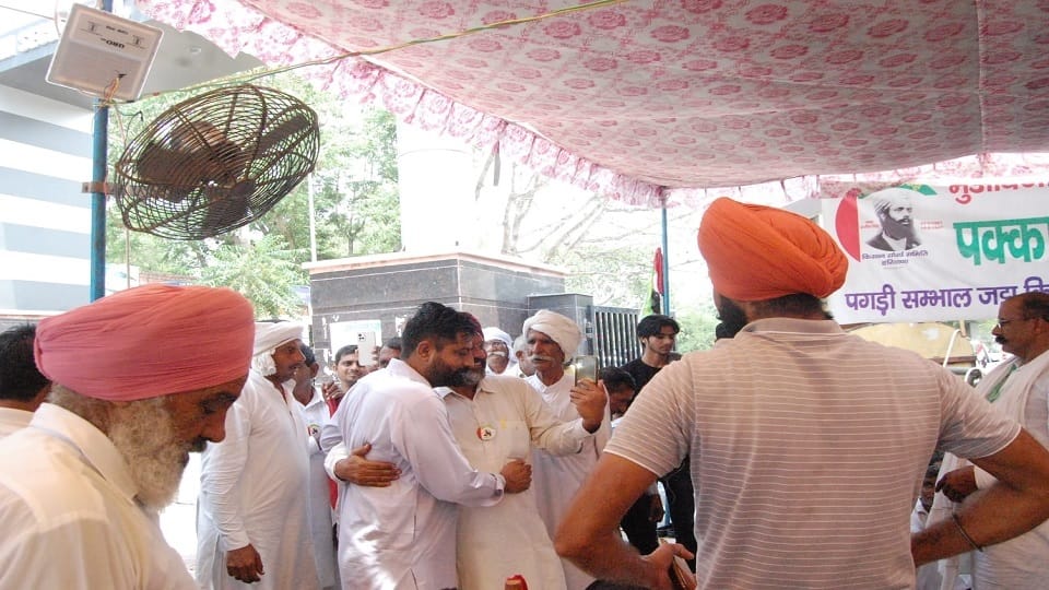 Administration released detained farmer leaders in Fatehabad, farmers roared against government at Pakka Morch