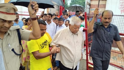 थावे वाली मां के दर्शन करने जाते राजद प्रमुख लालू प्रसाद यादव