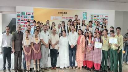 मेडल और प्रमाण पत्र पाकर चहके विद्यार्थी।