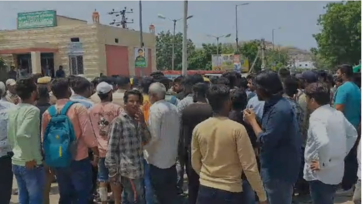 Jodhpur A bus crushed a middle aged man on Kaylana Road in Pratap Nagar angry people blocked the road