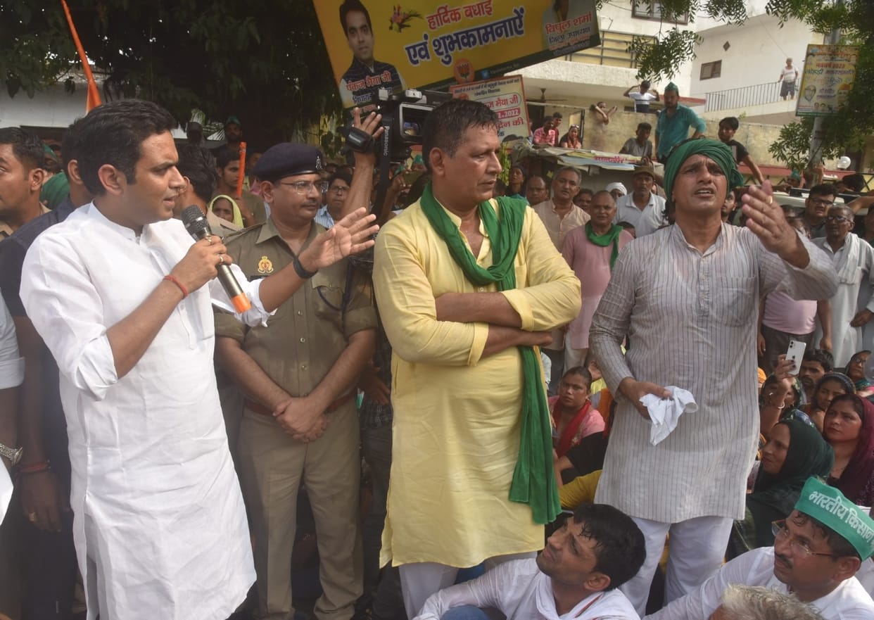 Farmers protest in front of Noida MLA Pankaj Singh office