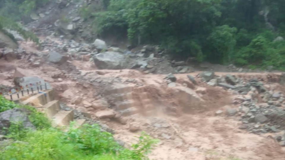 Uttarakhand Weather Extreme rain in Kotdwar National Highway Road and car washed away
