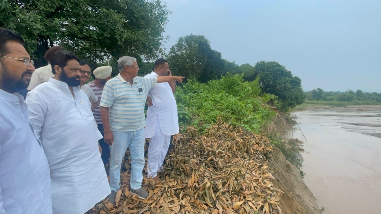 Bijnor News: Rise in rivers, Ganga flowing after touching the danger mark