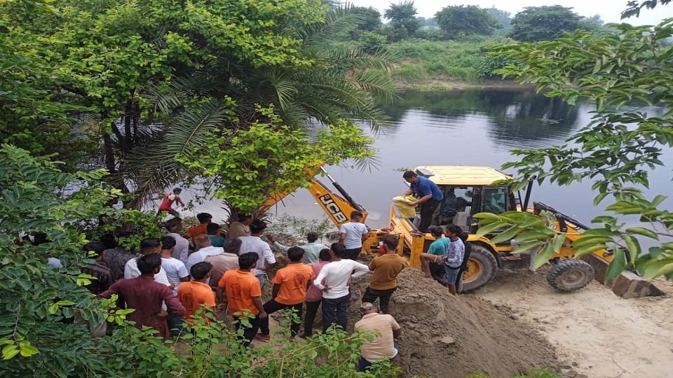 Dead animal remains found in sacks lying in the canal