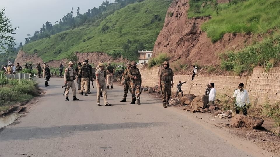 jammu kashmir news: Suspicious Object Disrupts Traffic on Rajouri-poonc highway