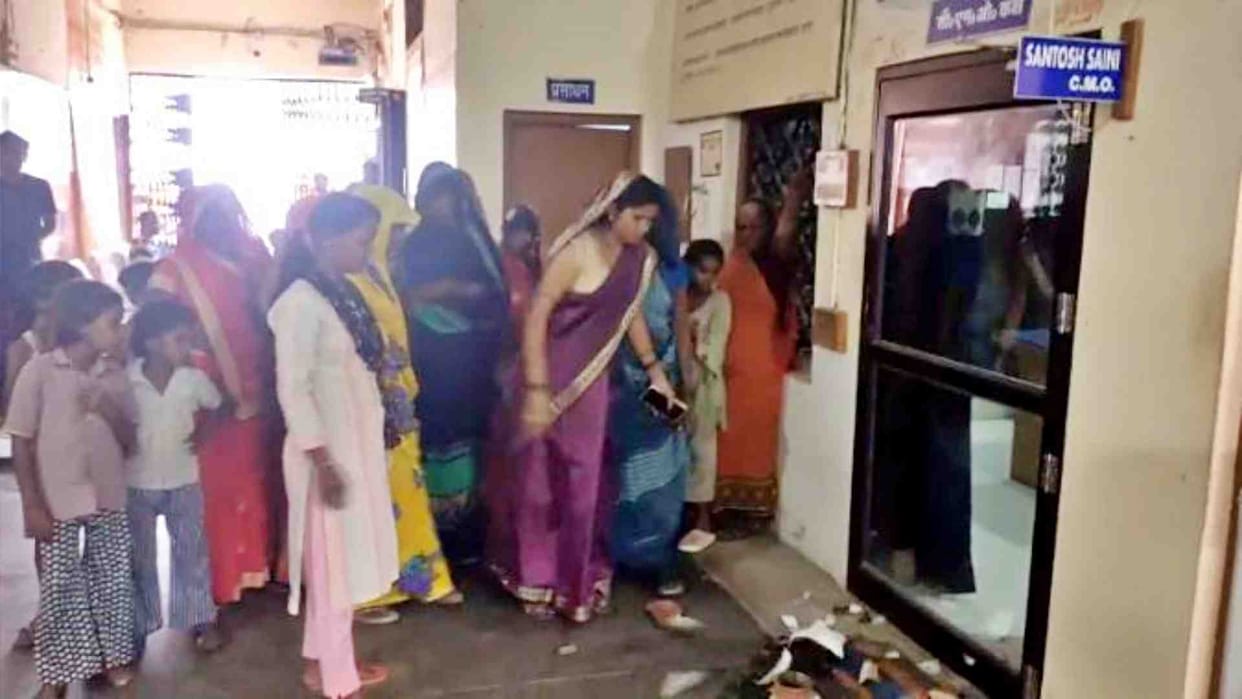 In Chhatarpur women burst pots in the chamber of the city council CMO
