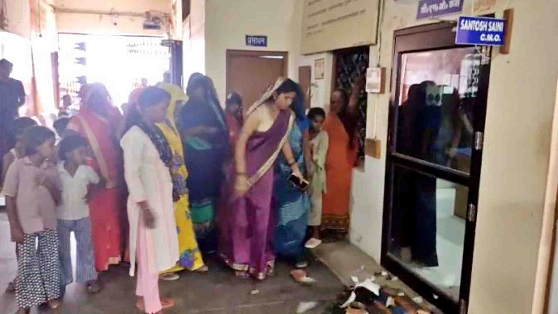 सीएमओ ऑफिस के बाहर मटका फोड़तीं महिलाएं