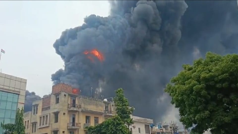 Fierce fire in chemical factory in Sonipat, commotion in large industrial area, drums burst with explosion