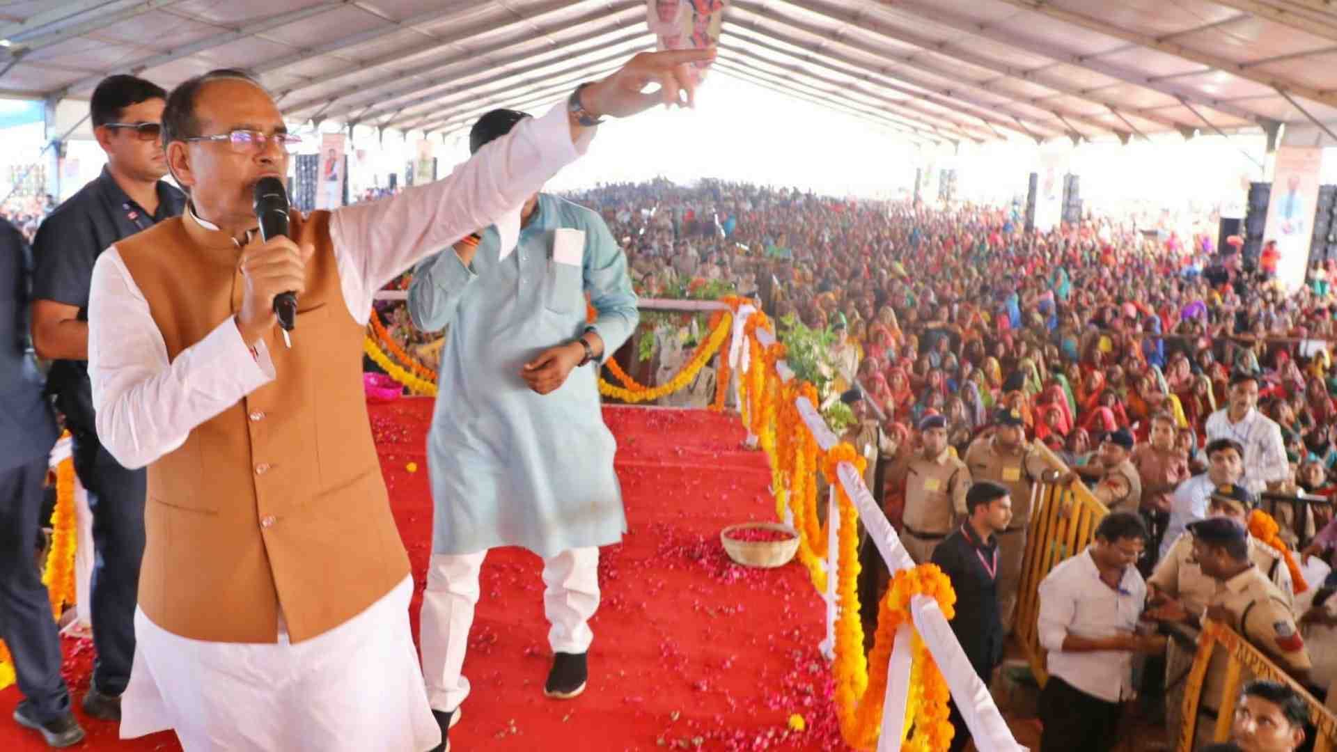 शिवपुरी में सीएम शिवराज सिंह चौहान।